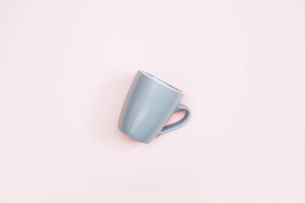 blue mug on a pink - Fotó, kép