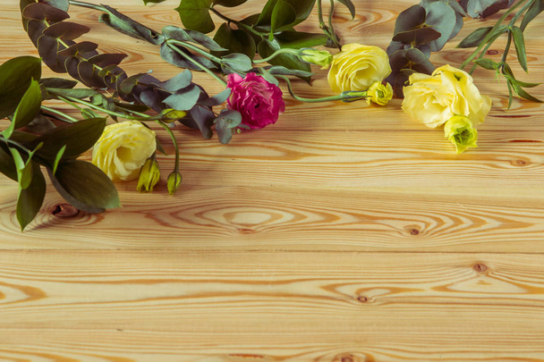 Színes eustoma virágok a fából készült háttér - Fotó, kép