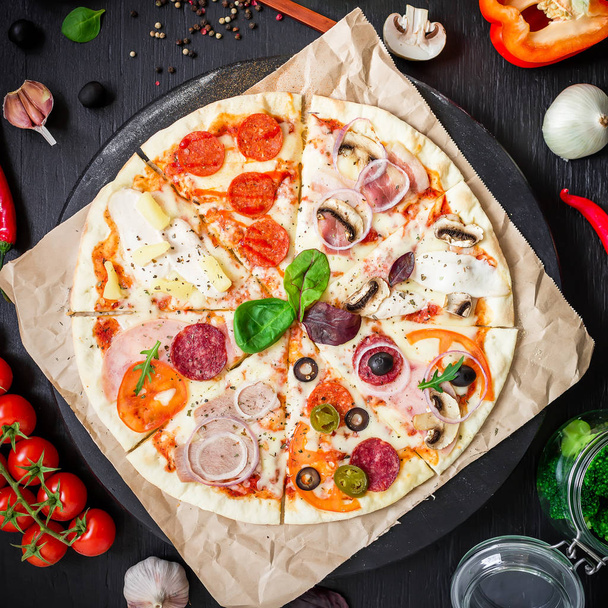 italialainen pizza käsityöpaperilla
  - Valokuva, kuva