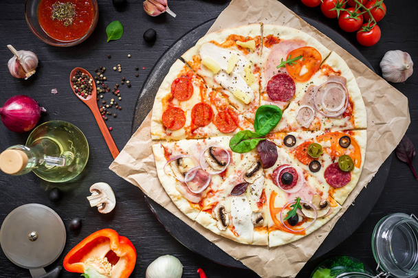 Kotitekoinen italialainen pizza
 - Valokuva, kuva