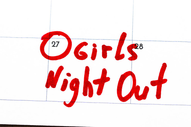 "girls night out "est le texte écrit sur le calendrier en rouge ma
 - Photo, image