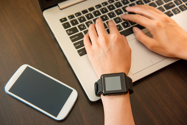 woman wearing smartwatch on the computer - Foto, Imagem