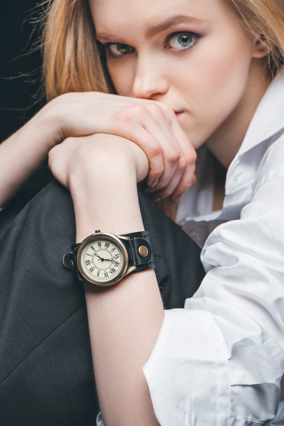 дівчина з вінтажним годинником на руці
 - Фото, зображення