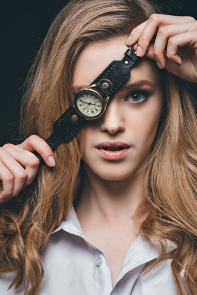 chica ocultando ojo con reloj vintage
 - Foto, imagen
