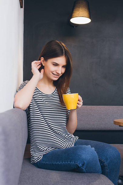 Girl drinking coffee in a coffee shop - Foto, afbeelding