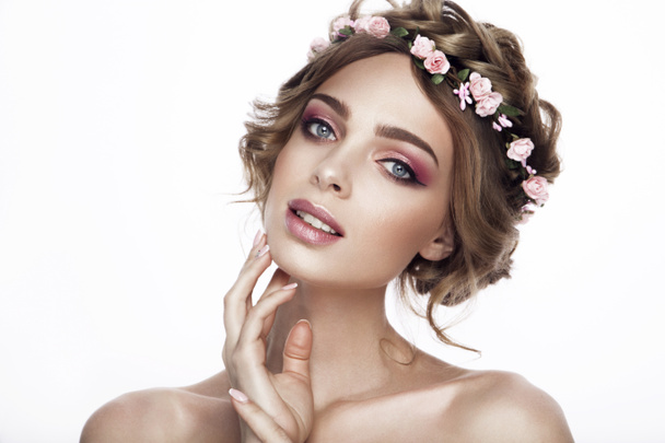 Mode schoonheid Model meisje met bloemen haar. Bruid. Perfecte creatieve make-up en kapsel. Kapsel. - Foto, afbeelding