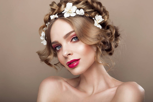 Moda beleza modelo menina com flores cabelo. Noiva. Maquiagem criativa perfeita e estilo de cabelo. Penteado
. - Foto, Imagem