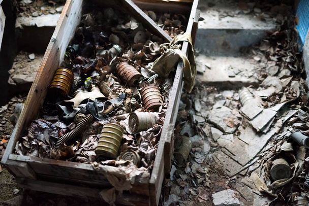 school room and masks on the floor in Pripyat - Foto, Bild