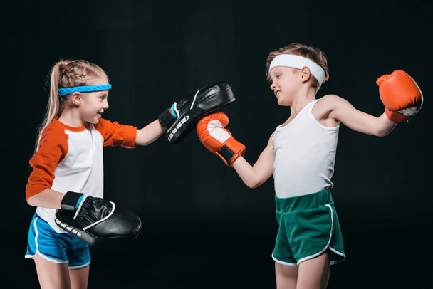 Boy and girl boxing  - 写真・画像