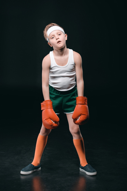 Poika nyrkkeilyhanskat kädessä
 - Valokuva, kuva