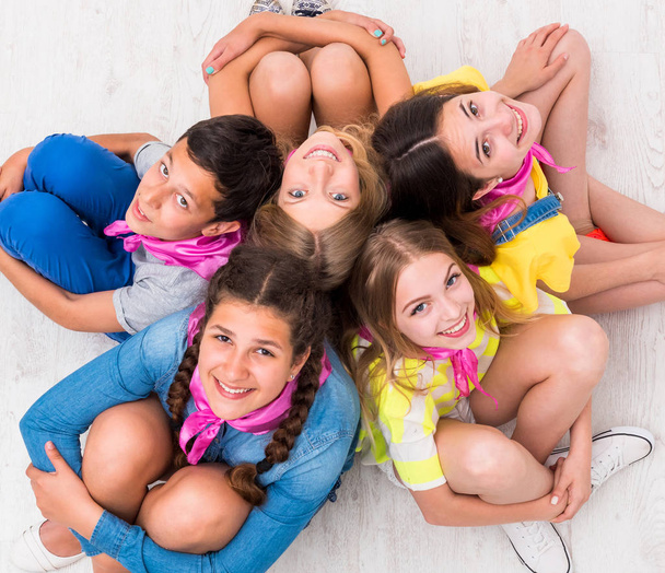 teenagers sitting on the floor - Φωτογραφία, εικόνα