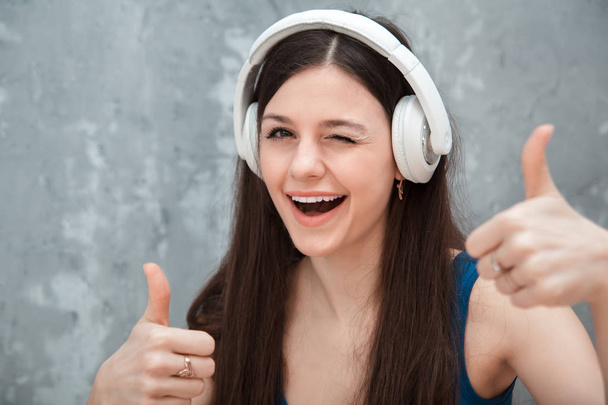 uśmiechnięta kobieta ze słuchawkami - Zdjęcie, obraz
