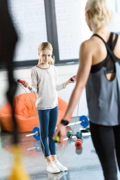 Young fitness people exercising with skipping ropes at sports center - Fotografie, Obrázek