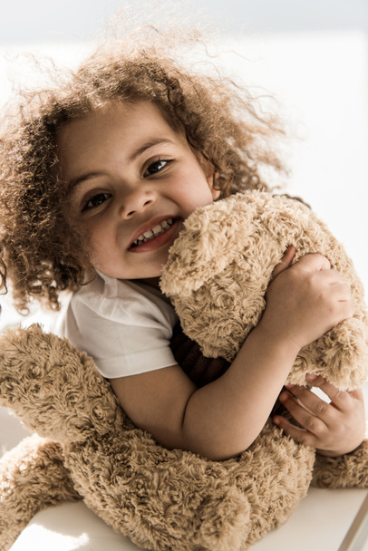 baby meisje met teddybeer - Foto, afbeelding