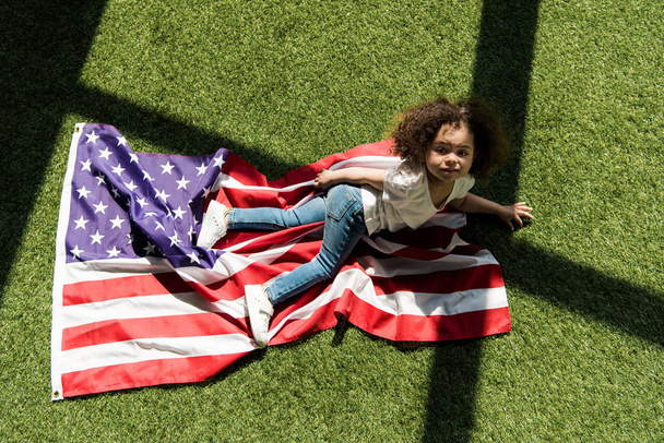 süßes Mädchen mit amerikanischer Flagge  - Foto, Bild