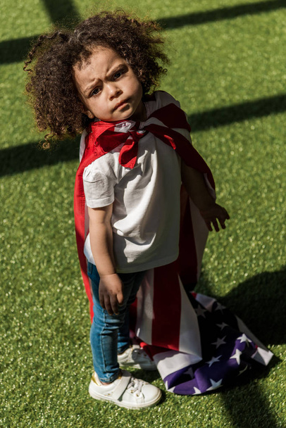 Fille avec drapeau américain cape superhéros
 - Photo, image
