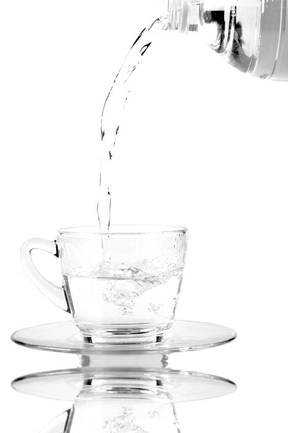 verter agua en un vaso de una botella, sobre fondo blanco
 - Foto, imagen