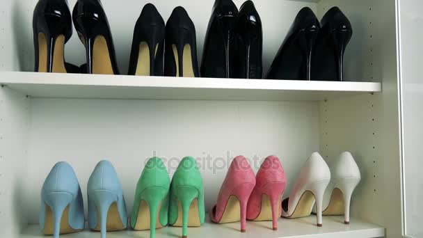 Zapatos de tacón alto en estantes
 - Imágenes, Vídeo
