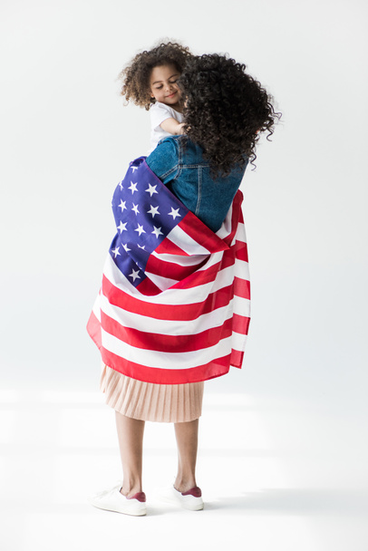 mujer acurrucada con bandera americana
 - Foto, Imagen