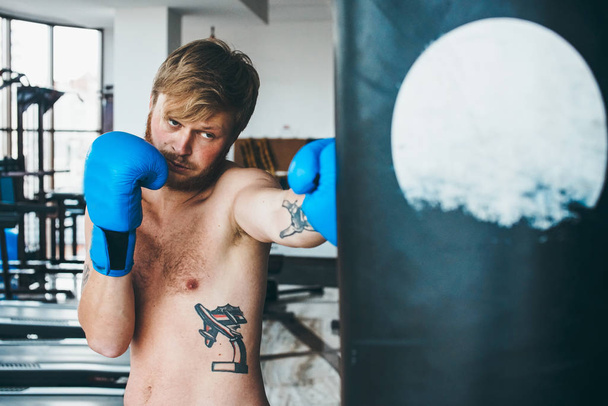 Boxer s boxovací pytel v tělocvičně - Fotografie, Obrázek