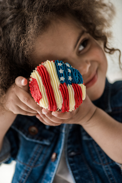 meisje met Amerikaanse vlag muffin - Foto, afbeelding