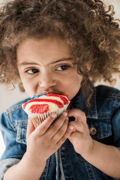 Dziewczyna z amerykańską flagę muffin - Zdjęcie, obraz