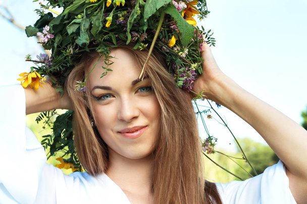 young woman wearing wreath - Fotó, kép