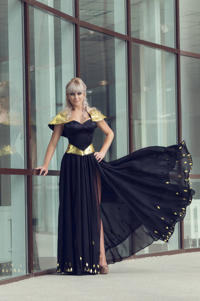  femme blonde en robe de paillettes luxueuse
 - Photo, image