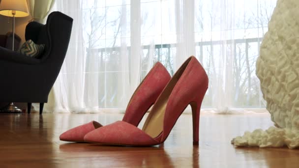 zapatos de tacón alto en un piso de madera
  - Metraje, vídeo