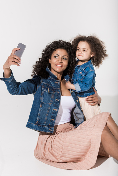 nő fog selfie a lányával - Fotó, kép