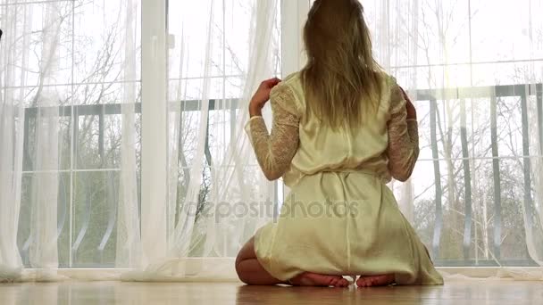 γυναίκα γονατίζει σε ένα ξύλινο πάτωμα  - Πλάνα, βίντεο