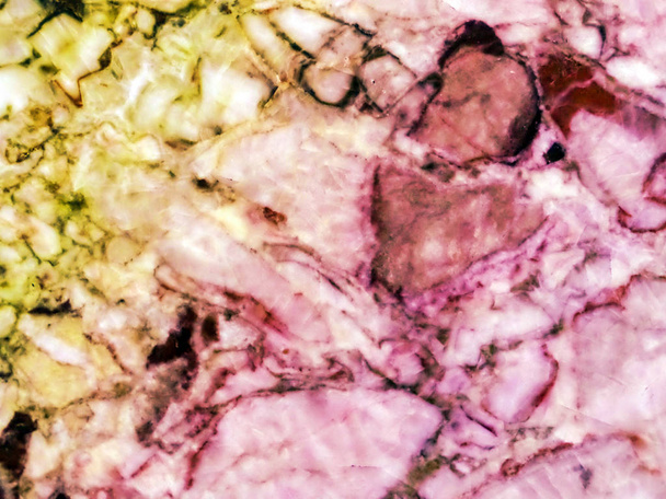 oro rosa cuore in marmo di sportman ha testa capelli scuri a due mani
 - Foto, immagini