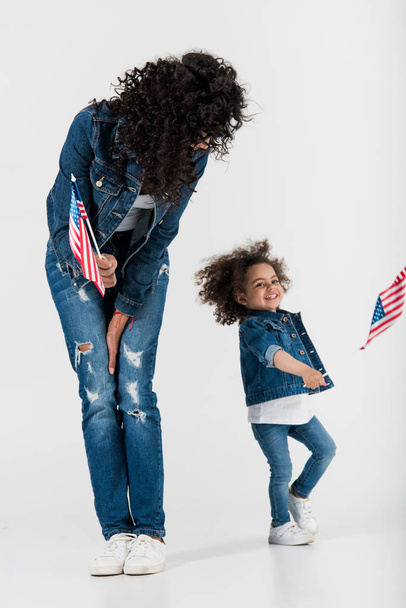 mãe e filha com bandeiras americanas
 - Foto, Imagem