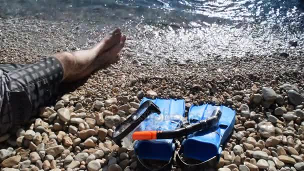 Muž ležící vedle potápěčské vybavení - Záběry, video
