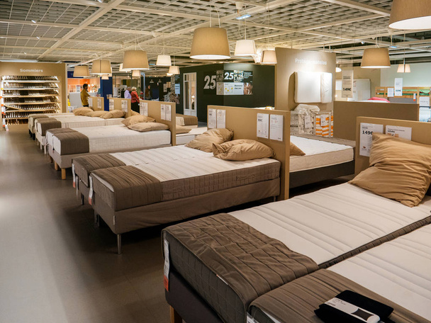 colchón y muebles de cama clientes compran IKEA
 - Foto, imagen