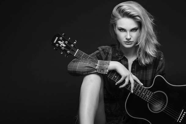 Όμορφη εφηβική κοπέλα παίζει στην κιθάρα. Συναυλία. Χόμπι.  - Φωτογραφία, εικόνα