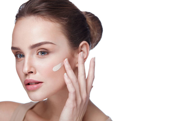 Face Makeup. Sexy Woman Applying Foundation Cream On Skin - Фото, зображення