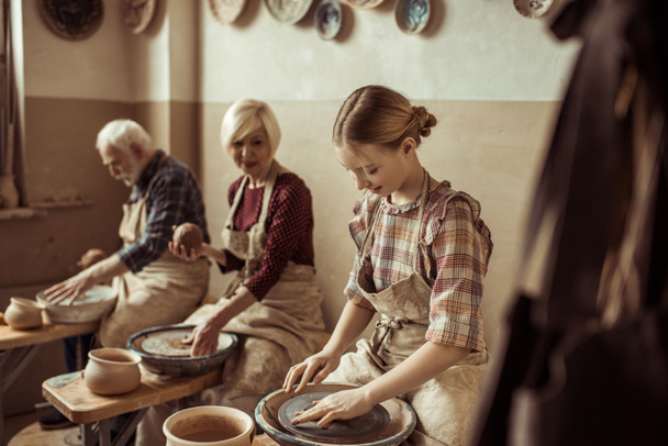 Büyükanne ve büyükbabasının atölyesinde çanak çömlek yapım torunu ile - Fotoğraf, Görsel
