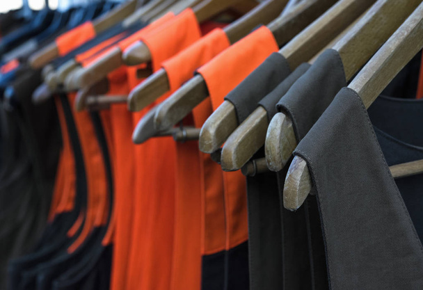 Una selección de chaquetas coloridas de alta visibilidad, enfoque selectivo
. - Foto, Imagen