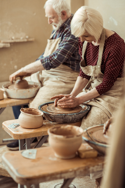 Oma en opa maken van aardewerk op workshop - Foto, afbeelding