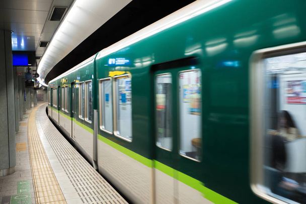 Wnętrze stacji metra Tokio i platformy z metra comm - Zdjęcie, obraz