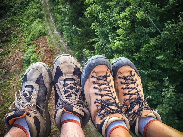 μπότες πεζοπορίας, κρέμεται πάνω από την κορυφή του βουνού μονοπάτι - Φωτογραφία, εικόνα