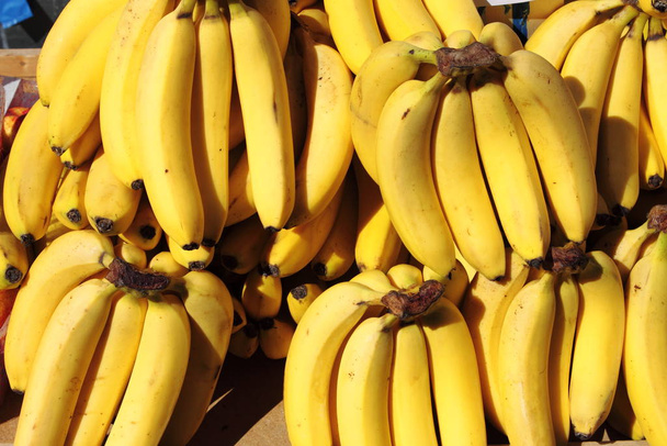 Vihannesalalla myytävät banaanit
 - Valokuva, kuva