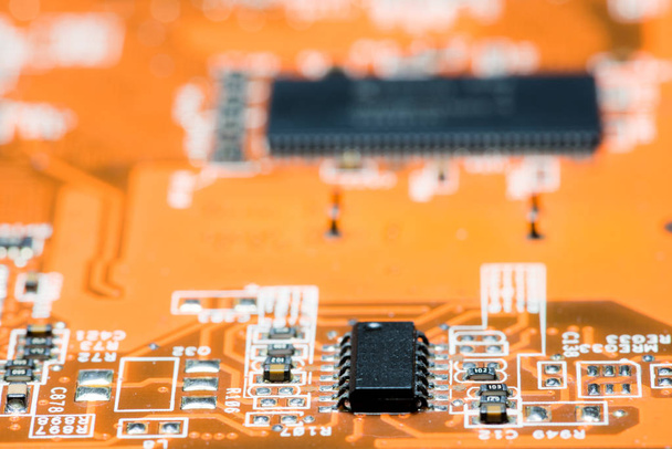 Primo piano dei circuiti elettronici in tecnologia su sfondo Mainboard (scheda principale, scheda madre cpu, scheda logica, scheda di sistema o mobo
) - Foto, immagini