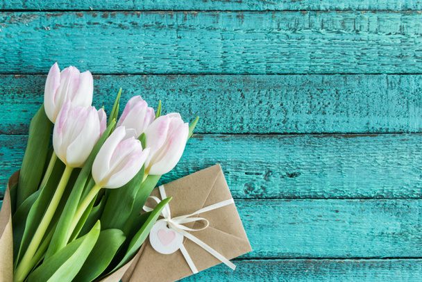 jasny różowy tulipany i koperty  - Zdjęcie, obraz