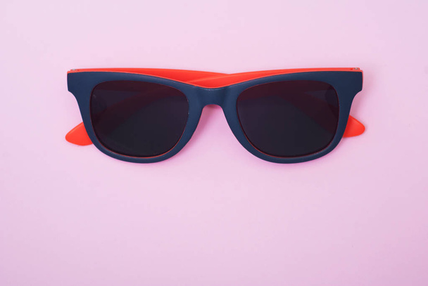 moda güneş gözlüğü, pembe arka plan, - Fotoğraf, Görsel