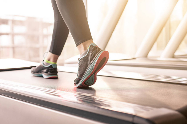 Mujer corriendo en un gimnasio en un concepto de cinta de correr para hacer ejercicio, fitness y estilo de vida saludable
 - Foto, Imagen