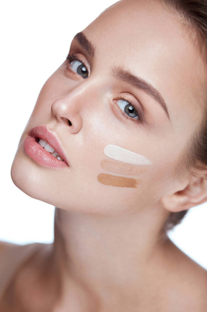 Sexy Woman With Soft Skin And Natural Makeup. Foundation  - Foto, imagen