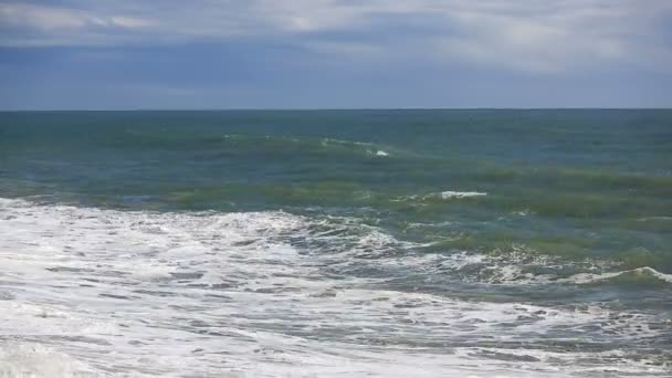 Τρικυμία, τεράστια κύματα του αφρού είναι σπασμένα ενάντια πέτρες - Πλάνα, βίντεο