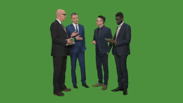 Четверо бизнесменов беседуют
 - Кадры, видео